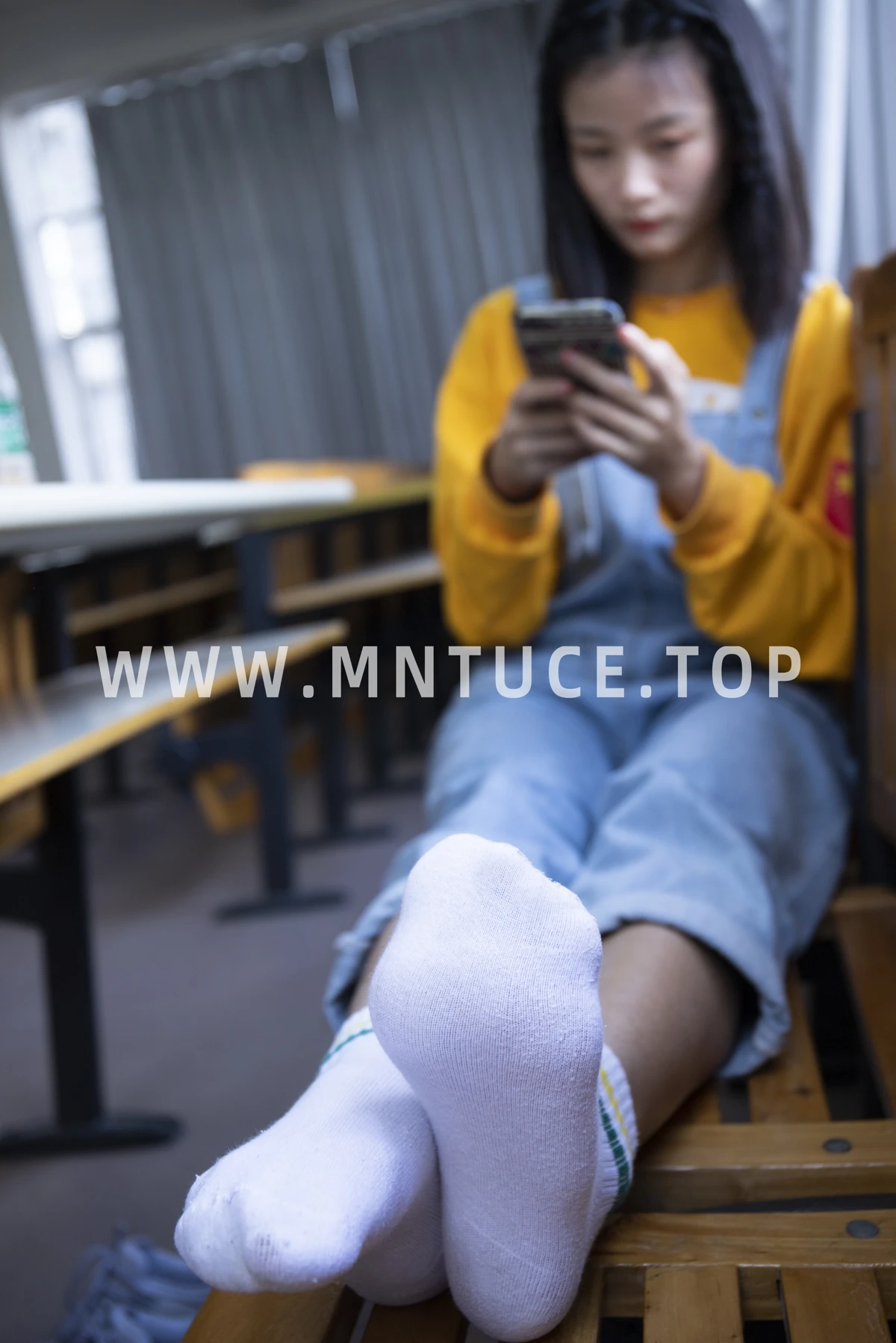 [Mzsock] NO.019 From a tricky angle, Sichuan girl Linlin shows off her beautiful feet in the classroom Southern football skills#[121P]-23